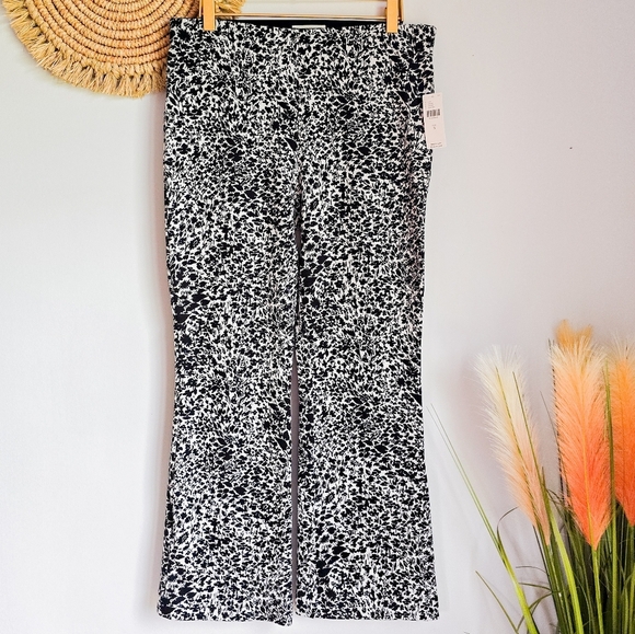 Anthropologie New The Margot Kick Flare Cropped Black Floral Pants Size Small - Picture 2 of 11